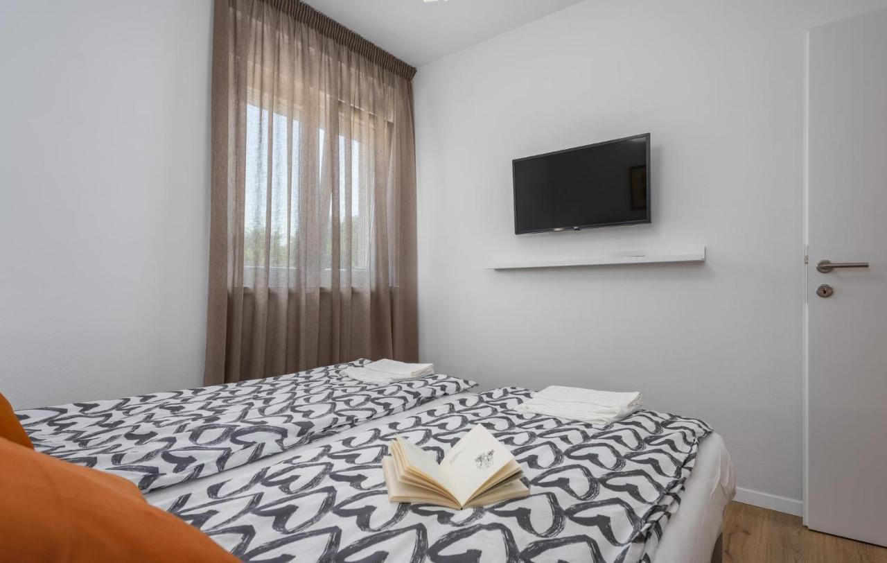 Apartmani Lucija โปเรช ภายนอก รูปภาพ