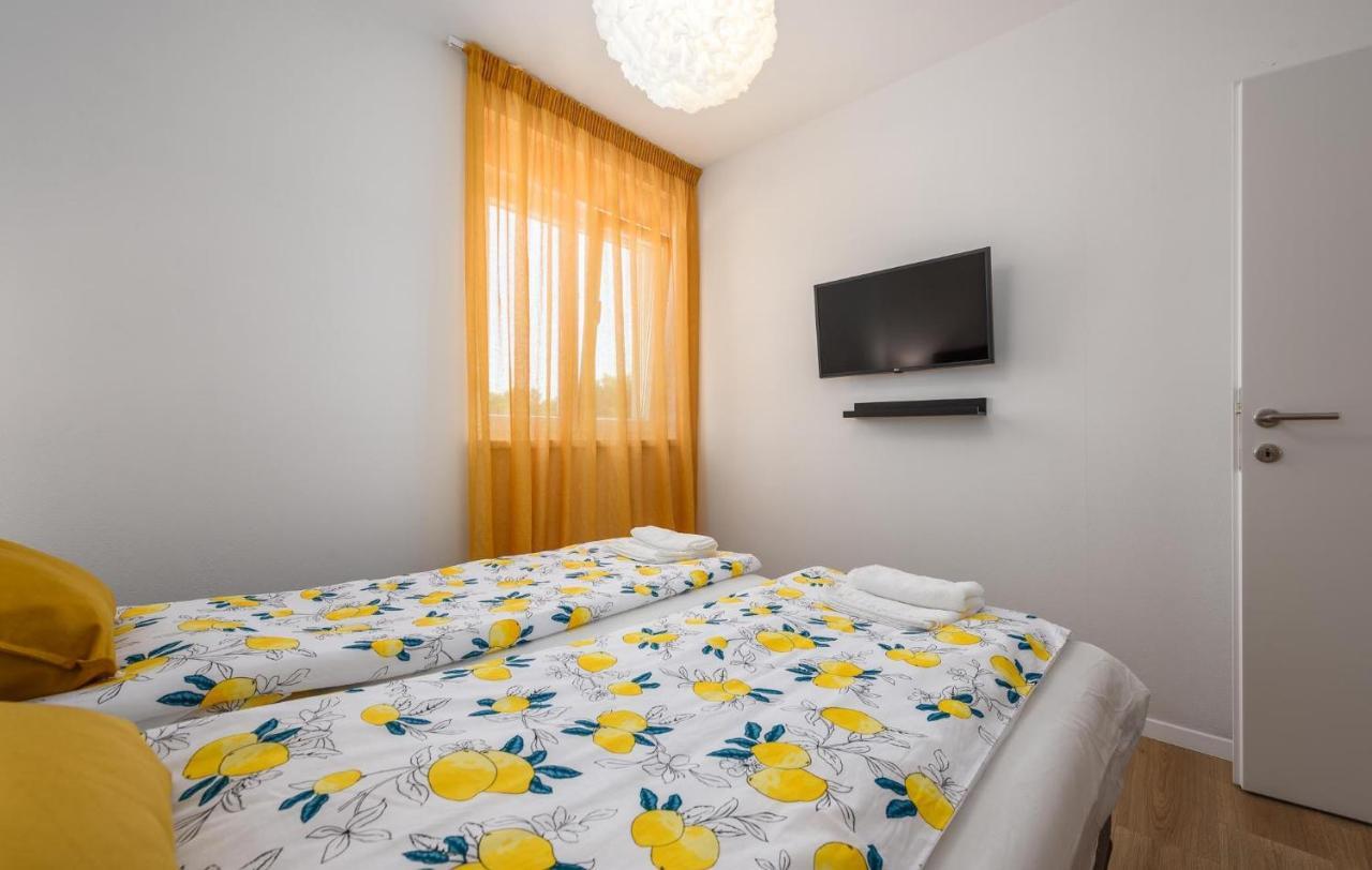 Apartmani Lucija โปเรช ภายนอก รูปภาพ