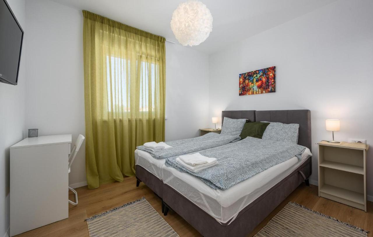Apartmani Lucija โปเรช ภายนอก รูปภาพ