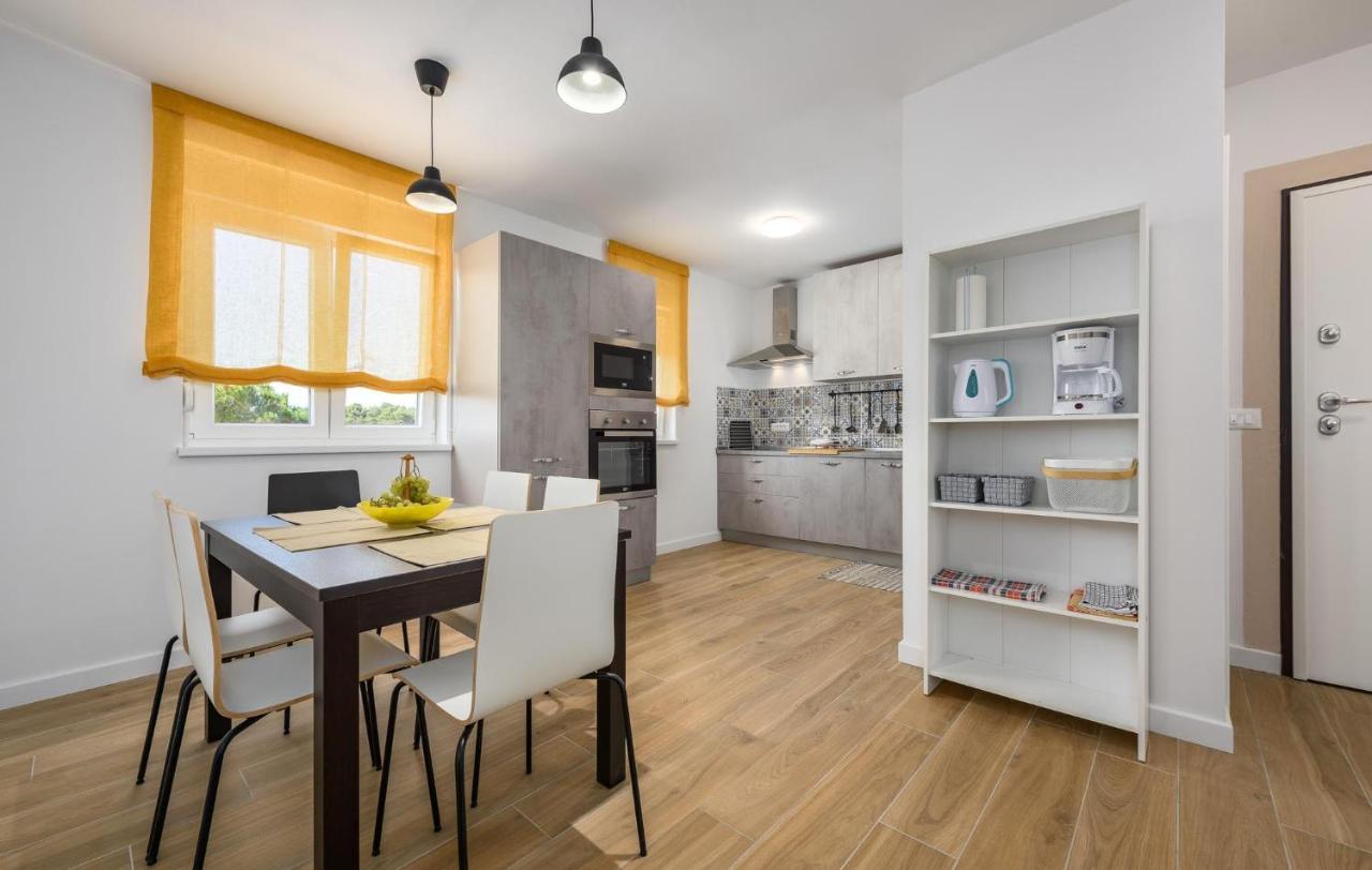 Apartmani Lucija โปเรช ภายนอก รูปภาพ