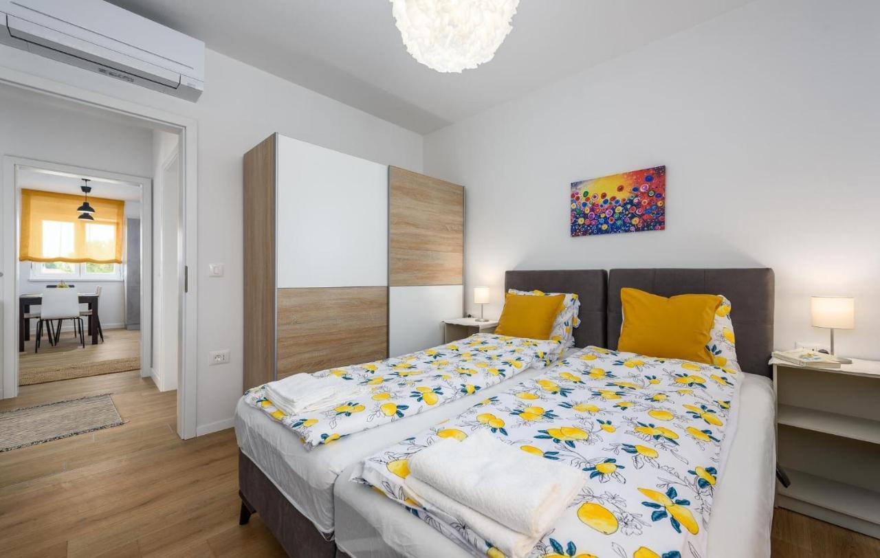 Apartmani Lucija โปเรช ภายนอก รูปภาพ
