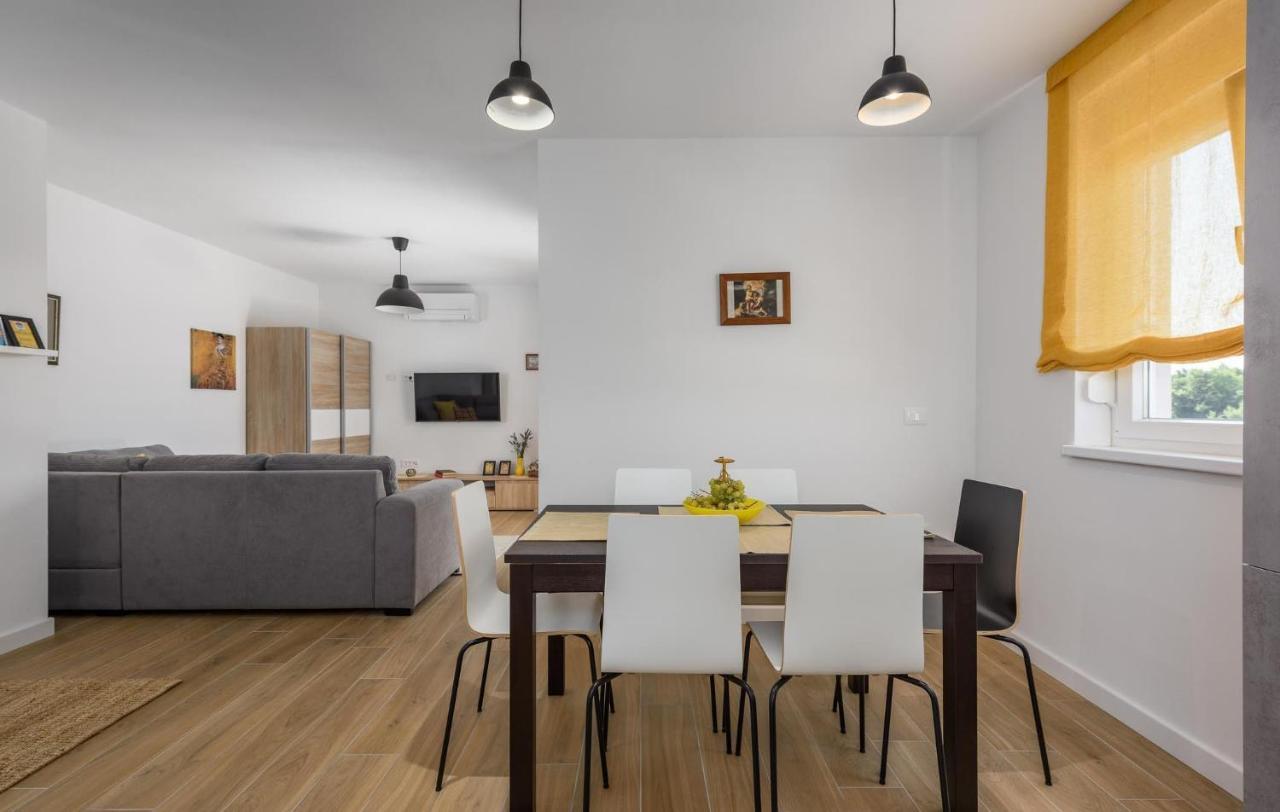Apartmani Lucija โปเรช ภายนอก รูปภาพ