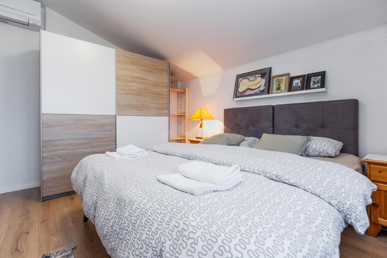 Apartmani Lucija โปเรช ภายนอก รูปภาพ