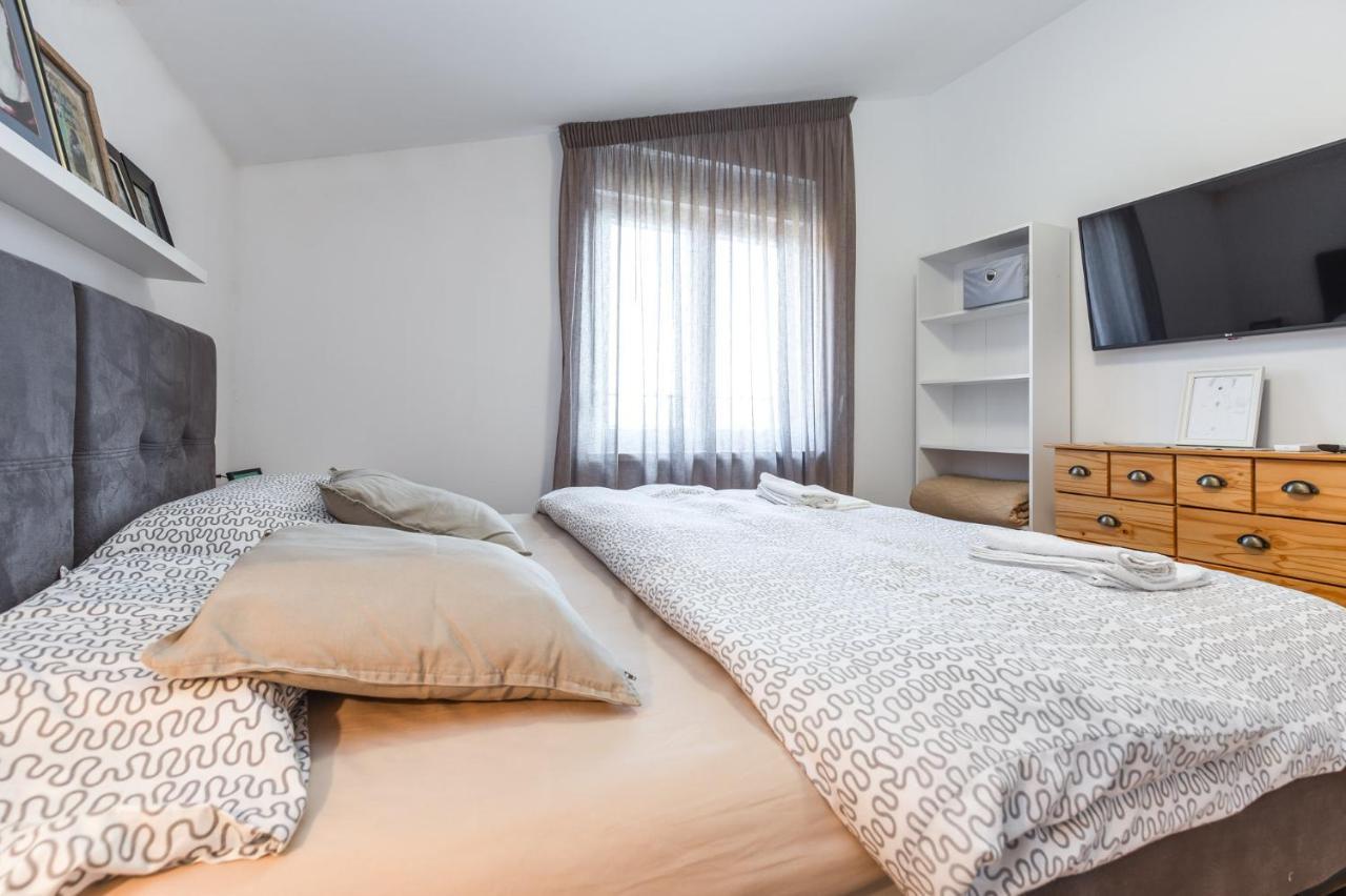 Apartmani Lucija โปเรช ภายนอก รูปภาพ